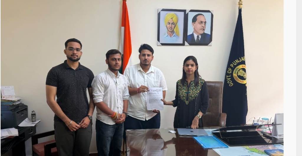 ABVP submits memorandum to Assistant Commissioner for reforms in Punjabs education system